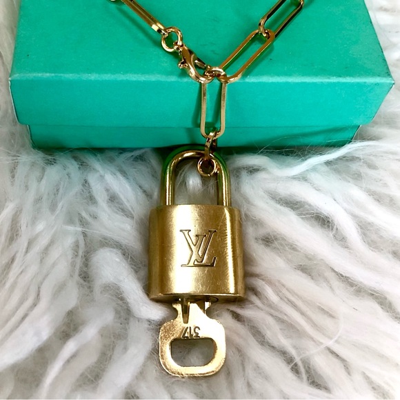 LV Lock & Key #317 Louis Vuitton Paris with 18” gold metal Paperclip chain - Picture 11 of 16